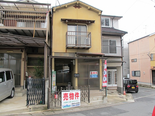 京福 帷子ノ辻駅 徒歩15分
構造:木造
土地面積:49.67平米 ( 15.02坪 ) 建物面積:62.09平米 ( 18.78坪 )