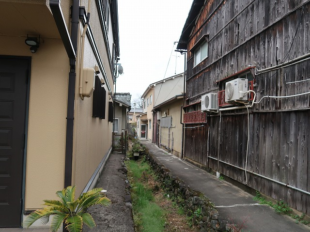 JR 嵯峨嵐山駅 徒歩9分
構造:木造
土地面積:128.82平米 ( 38.96坪 ) 建物面積:133.3平米 ( 40.32坪 )