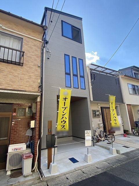 阪急 松尾大社駅 徒歩18分
構造:木造
土地面積:44.45平米 ( 13.44坪 ) 建物面積:78.31平米 ( 23.68坪 )