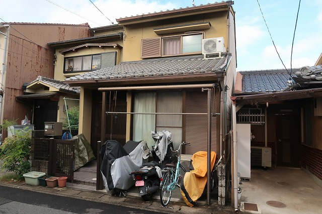 JR 嵯峨嵐山駅 徒歩11分
構造:木造
土地面積:94.59平米 ( 28.61坪 ) 建物面積:106.82平米 ( 32.31坪 )