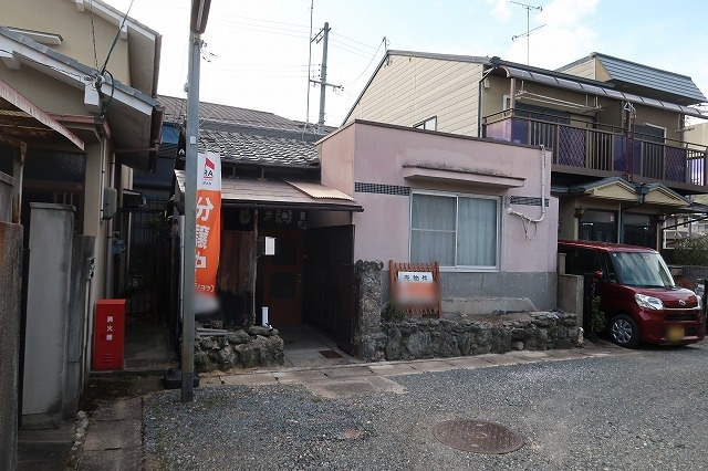 JR 嵯峨嵐山駅 徒歩8分
構造:木造
土地面積:94.07平米 ( 28.45坪 ) 建物面積:29.75平米 ( 8.99坪 )