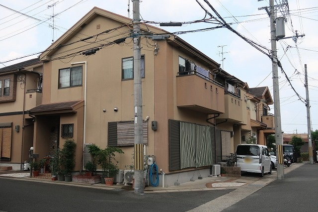 京福 帷子ノ辻駅 徒歩14分
構造:木造
土地面積:63.19平米 ( 19.11坪 ) 建物面積:78.43平米 ( 23.72坪 )