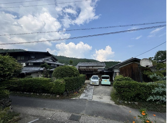 その他 徒歩0分
構造:木造
土地面積:592.55平米 ( 179.24坪 ) 建物面積:150.4平米 ( 45.49坪 )