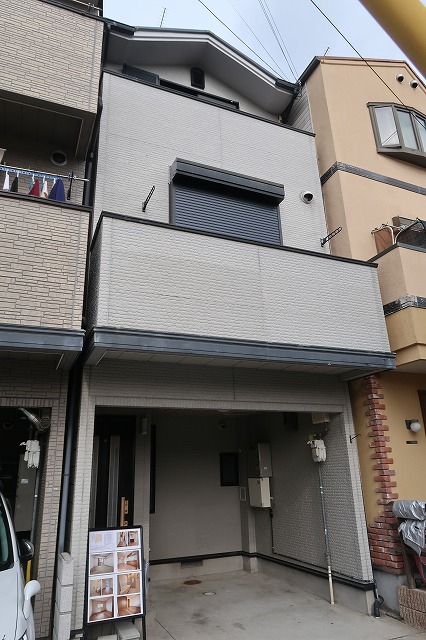 京福 帷子ノ辻駅 徒歩7分
構造:木造
土地面積:44.4平米 ( 13.43坪 ) 建物面積:87.48平米 ( 26.46坪 )