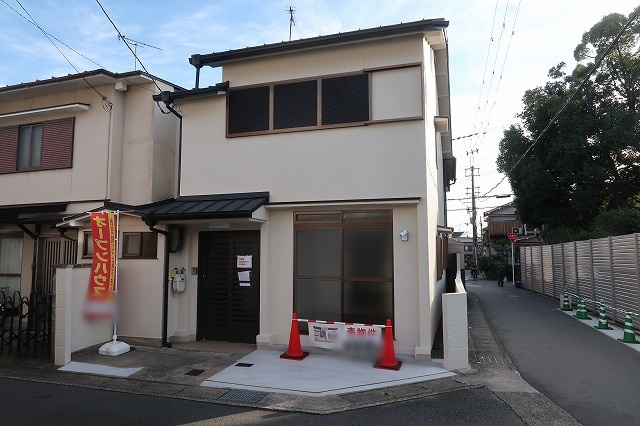 JR 太秦駅 徒歩11分
構造:木造
土地面積:67.72平米 ( 20.48坪 ) 建物面積:84.97平米 ( 25.7坪 )