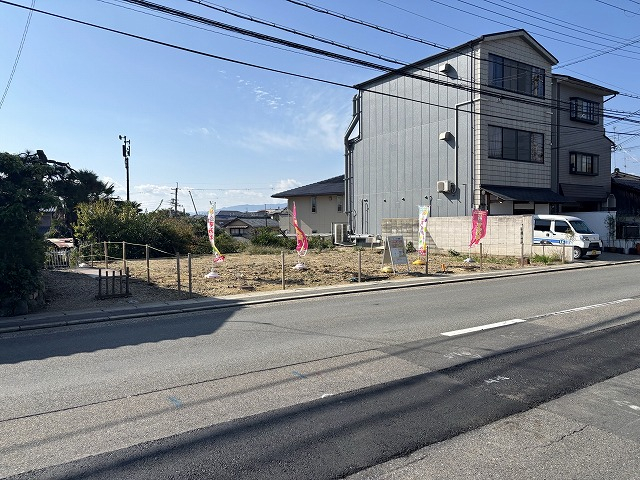 京福 宇多野駅 徒歩4分
土地面積:242.01平米 ( 73.2坪 )